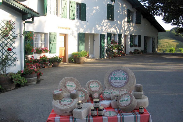 Exposition de fromages à la ferme Kukulu d'Espelette
